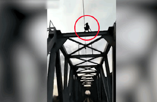 Rayların üzerinde korkunç ölüm! Akıma böyle kapıldı