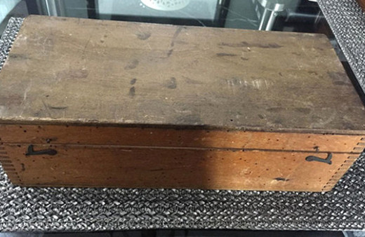 Antika pazarından 32 TL'ye aldığı kutuyu açınca gözlerine inanamadı!