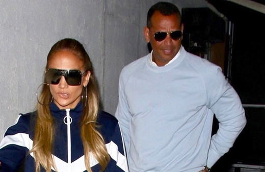 Muhabirler Jennifer Lopez'e dudak ısırttı