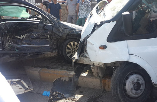 Yolcu minibüsü ile otomobil çarpıştı: Çok sayıda yaralı var!