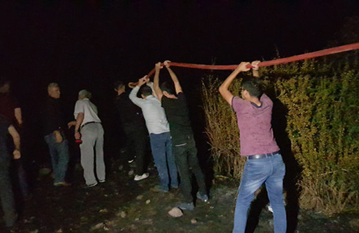 Arı kovanları yandı: Yangını söndürenlere arılar saldırdı!