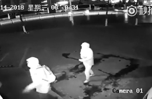 Camı kırayım derken arkadaşının kafasını kırdı