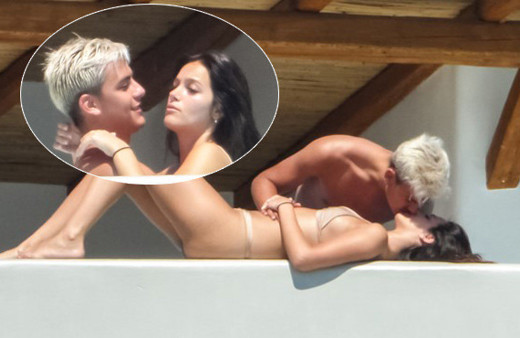 Mikonos'ta aşk! Dybala, sevgilisini öpücüklere boğdu