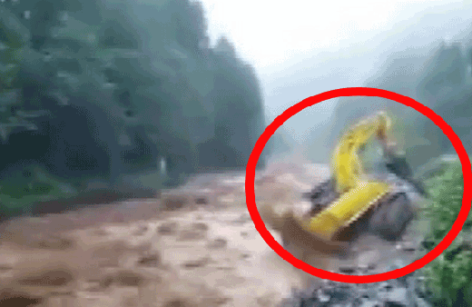 Rize'de sel sularına kapılan iş makinesi böyle devrildi!