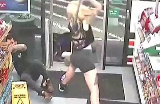 Delirdi! Baltayla bakkala girdi herkese saldırdı