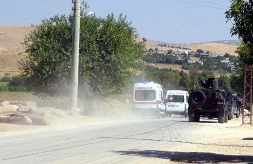 Askeri aracın geçişi sırasında patlama!