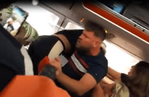 Önce soyundu sonra kucak dansı yaptı! İşte uçak böyle karıştı