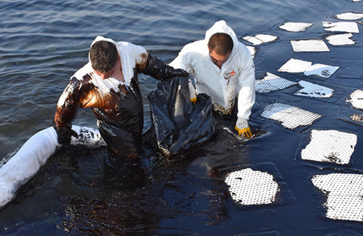 Foça'da meydana gelen ağır yakıt sızıntısı denizi kirletti!