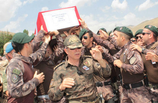 Şehit törenine damga vuran 'kahramanlık' şiiri!