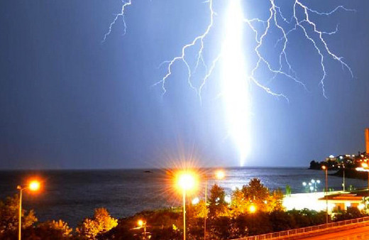 Giresun'da denize yıldırım düşme anı