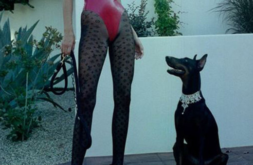 Köpeğine pırlanta gerdanlık taktı poz verdi olay oldu