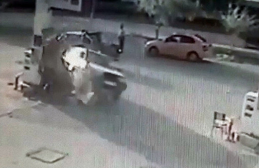 Otomobil benzinliğe daldı!