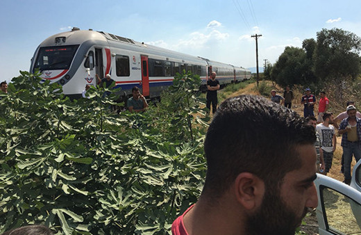 Tren otomobile çarptı: Yolcular dehşeti yaşadı!