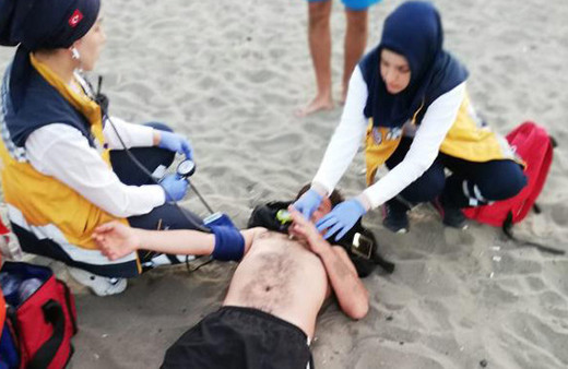 Genç kızı kurtarmaya çalışan 2 kişi boğulma tehlikesi geçirdi!