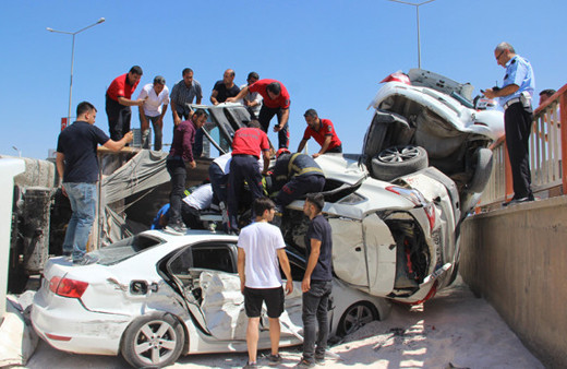 TIR dehşeti! Hepsini önüne katıp bu hale getirdi