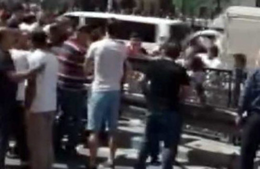 İstanbul'da linç girişimi! Çocuğunun kafasını demir bariyerlere vurdu