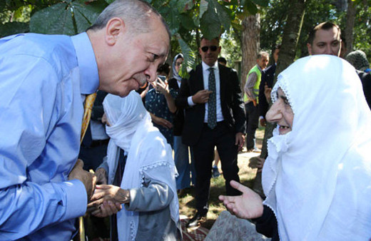Erdoğan'dan iki yaşlı kadına sürpriz! Gönülleri fethetti
