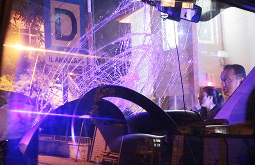 Ambulansa şok saldırı: Taşlarla camlarını kırdılar!