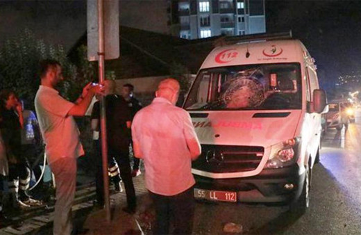 Samsun’da taşlarla ambulansın camlarını kırdılar
