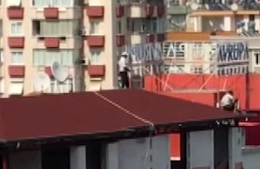 Çatıda 'ölümüne' çalışan işçiler kamerada