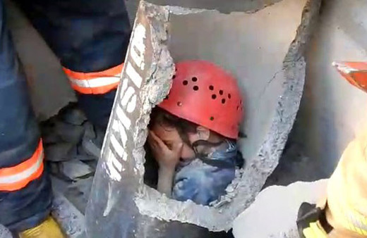 Künkün içine sıkışan çocuğu böyle kurtardılar! 