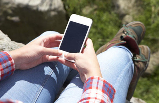 Cep telefonunu iki elle kullanmak vücuda 5 kat fazla yük!