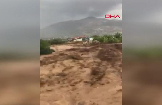 Elmalı sel suları altında kaldı, üretici perişan oldu