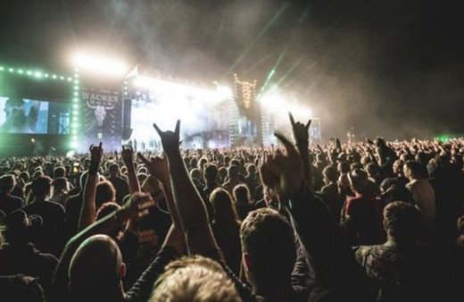 Huzurevinden kaçtılar, heavy metal konserinde bulundular!