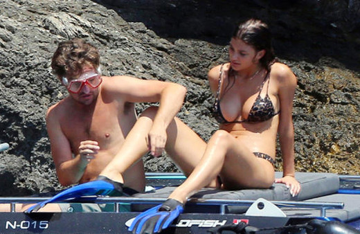 22 yaş küçük sevgilisine yardım etti