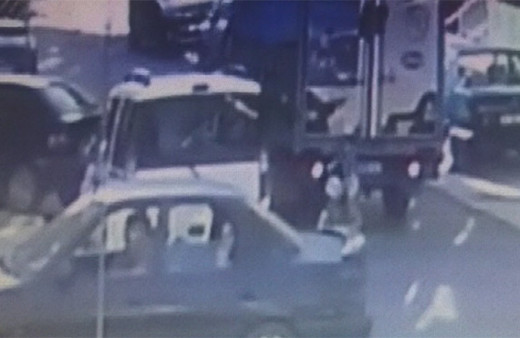 Kamyonet 3 yaşındaki çocuğu böyle altına aldı!