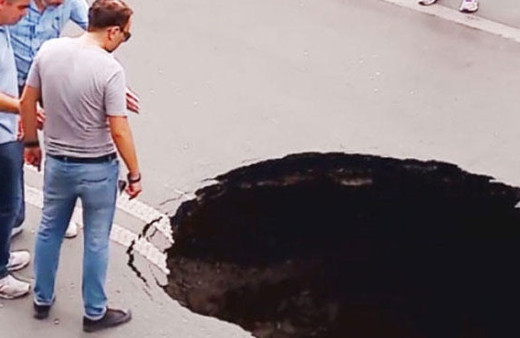 Gürcistan'da yol çöktü! Şaşırıp kaldılar