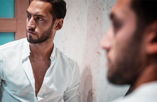 Hakan Çalhanoğlu sarışın güzelle sarmaş dolaş