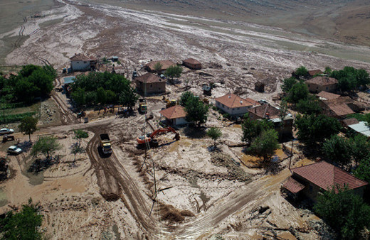 Antalya'nın Elmalı ilçesi toptan çamura gömüldü! Şoke eden görüntüler