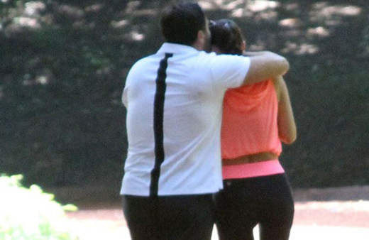 Kameralar önünde öpücüklere boğdu! Ebru Şallı Uğur Akkuş böyle görüldü