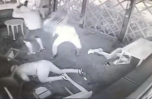 İki grup arasından çıkan kavga kameralara saniye saniye yansıdı!