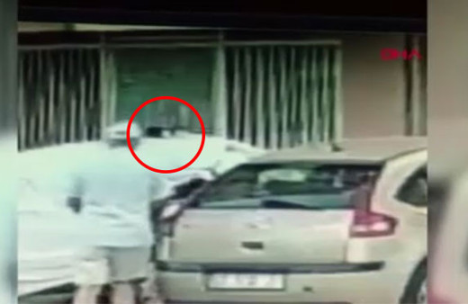 Otomobilinin üstüne çıkan kediyi böyle yumrukladı!