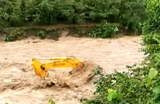 İkizce'de korkutan sel! İş makinesı ırmağa uçtu