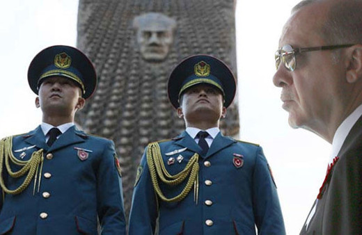 Erdoğan'dan Kırgız teğmenlere jest! Yanında götürecek