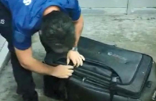 Sınır kapısında valizden çıkan polisleri şok etti!