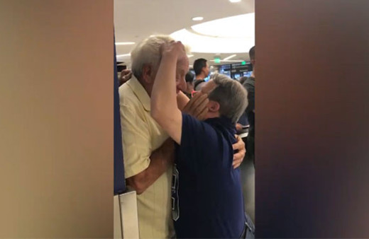 İçinizi ısıtacak görüntü! Down sendromlu adamın babasına kavuşma anı