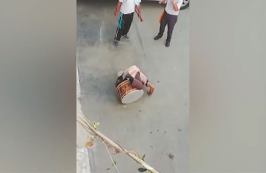 Davulla güreşen adam sosyal medyada olay oldu