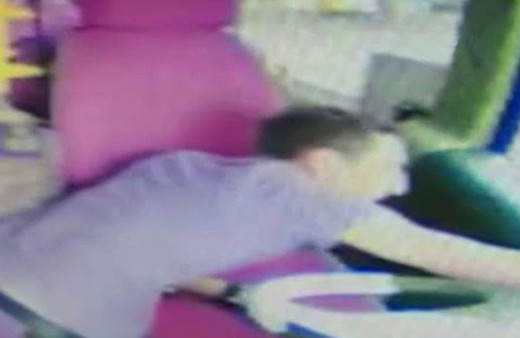 Bu görüntü isyan ettirdi! 'Adam yılan gibi girip çıkıyor'