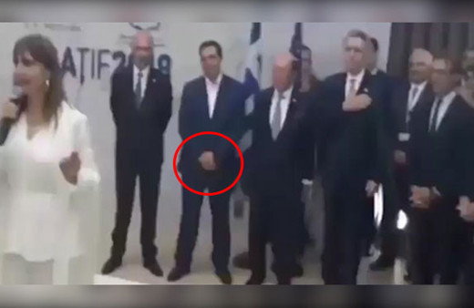 ABD milli marşı okunurken Çipras'ın yaptığı hareket olay oldu!