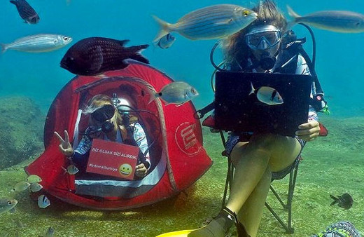 Denizin altında bisiklet sürüp tavla oynadılar