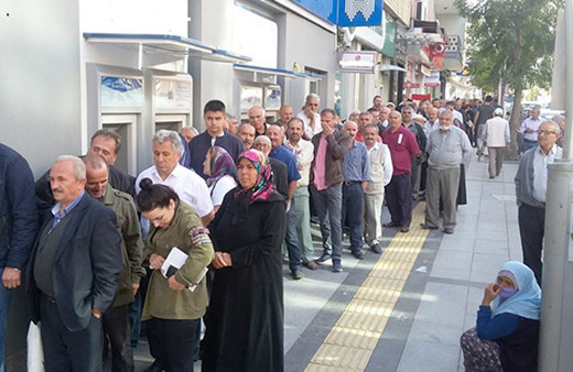 Emeklileri ve alt gelirliler ucuz ev satışı için kuyruğa girdiler