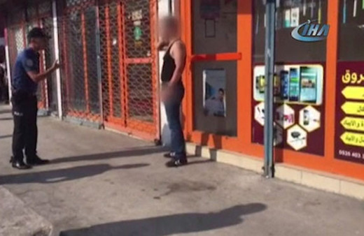 Bıçakla kendini kesti! Kız arkadaşı ağlayarak izledi