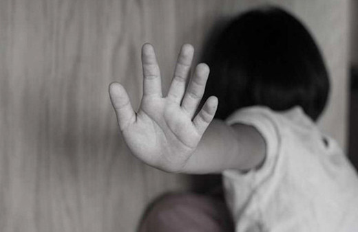 Çöp atmaya çıkan küçük kızı kucağından zor aldılar!