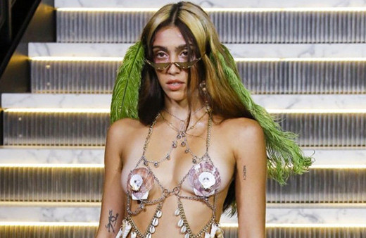 Madonna’nın kızı zincir sütyen giydi podyumu kasıp kavurdu