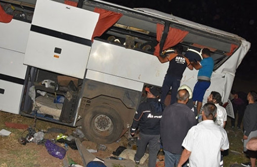 Polis otobüsü devrildi! Çok sayıda yaralı var