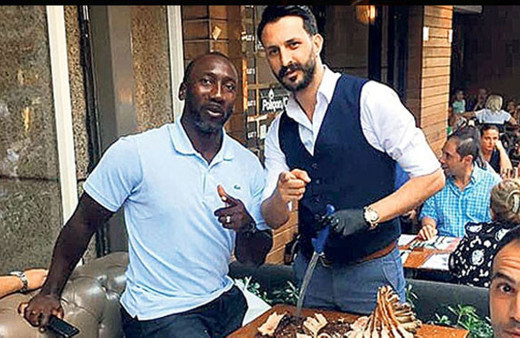 Dünyaca ünlü futbolcu İstanbul'da kilolarca et yedi!